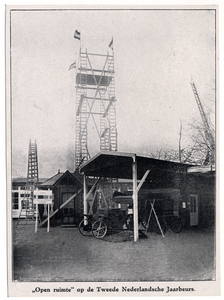 300755 Gezicht op een houten steigerconstructie op het Jaarbeursterrein op het Vredenburg te Utrecht tijdens de tweede ...